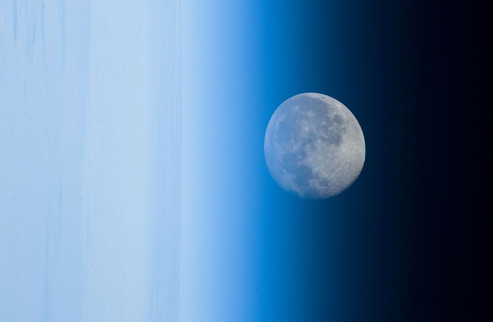 Lune déformée par l'atmosphère terrestre
