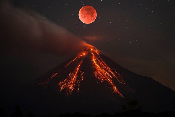 Eclipse de Lune et éruption du volcan Colima au Mexique
