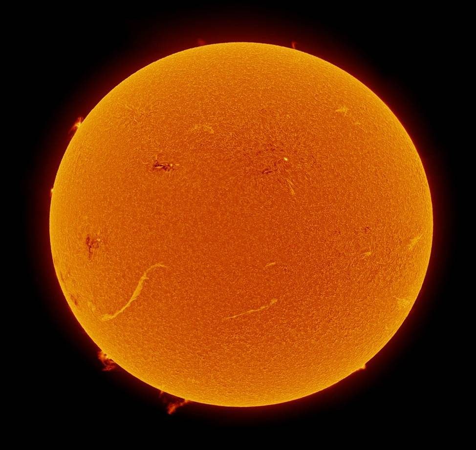 Image amateur du Soleil prise dans la raie H-alpha