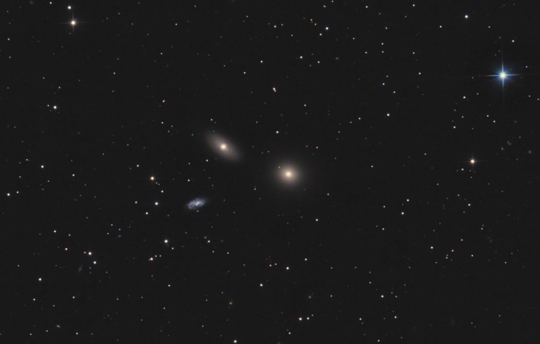 Galaxies M105, NGC 3384 (en haut), MGC 3373 (en bas)