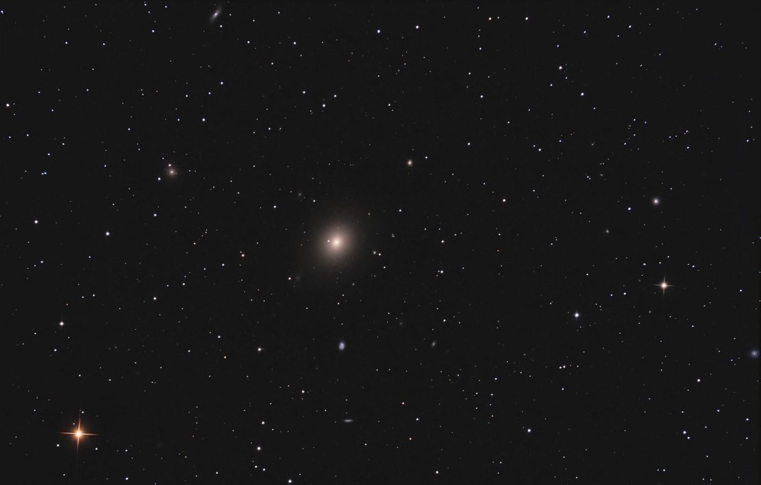 Galaxie elliptique M49 (centre) - 22 avril 2009