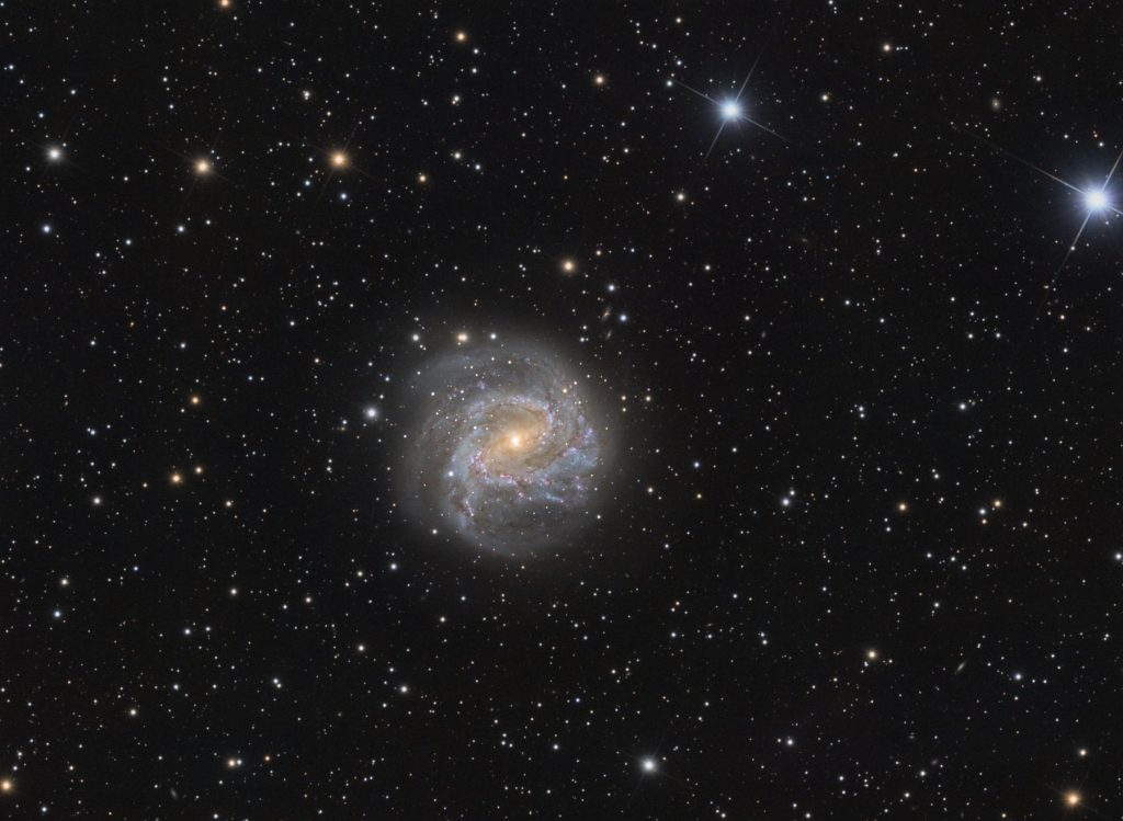 M83 (ou Spirale du Sud) est une galaxie spirale avec une jonction dans la constellation de l'Hydre.