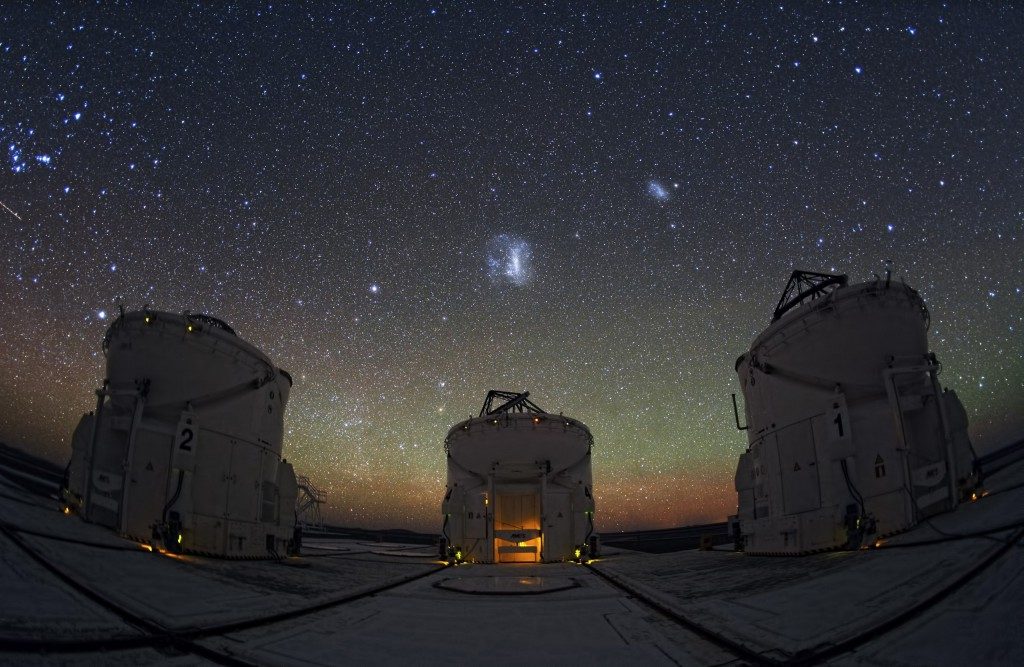 Nuages de Magellan au-dessus des télescopes sur le plateau Paranal, Chili.