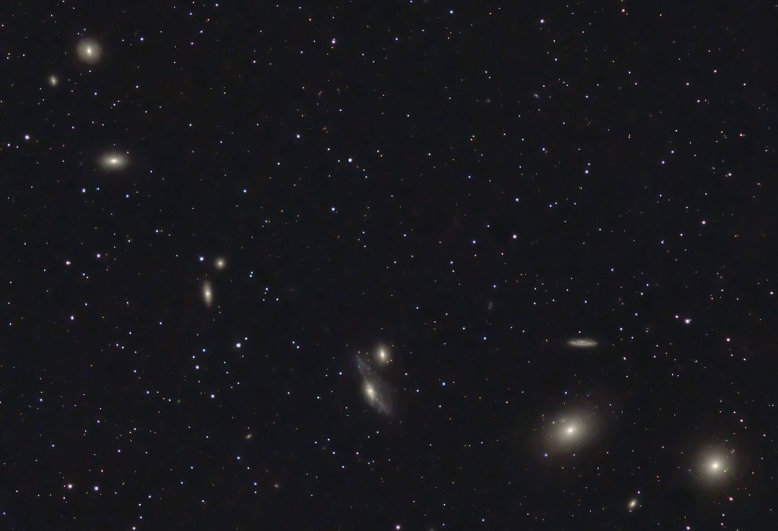 Chaîne de Markarian. L'objet dans le coin inférieur droit est Messier 84