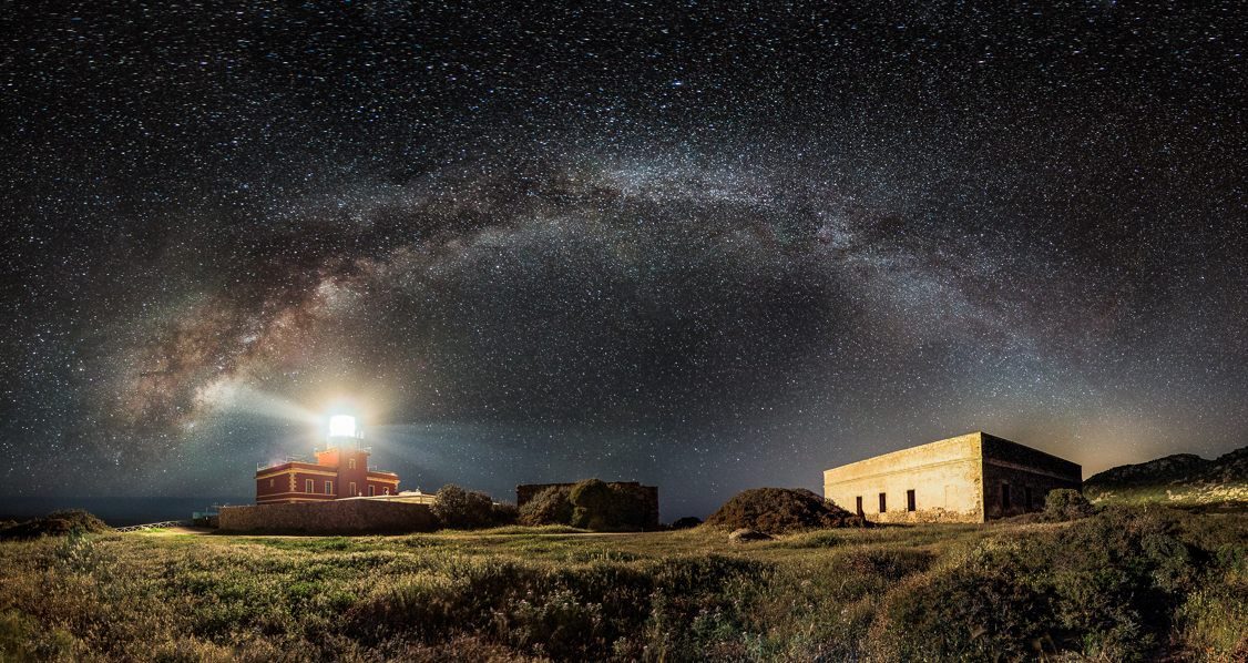 Un phare à l'arrière-plan de notre île stellaire