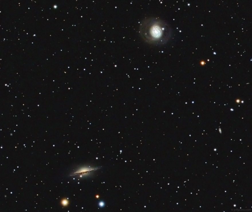 Galaxies spirales M77 (en haut à droite) et NGC 1055 (en bas à gauche)