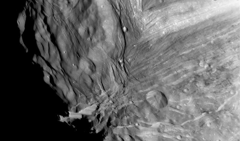 Miranda, image obtenue par Voyager 2, 24 janvier 1986.