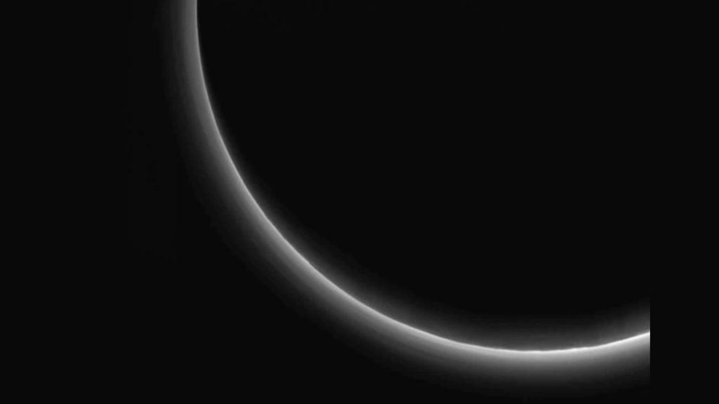 L'atmosphère multicouche de Pluton à proximité des satellites de Pluton.