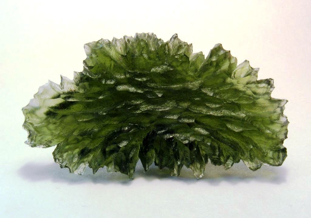 Moldavite, un verre naturel formé par l'impact d'une météorite, provenant de Besedin, Bohême, République tchèque.