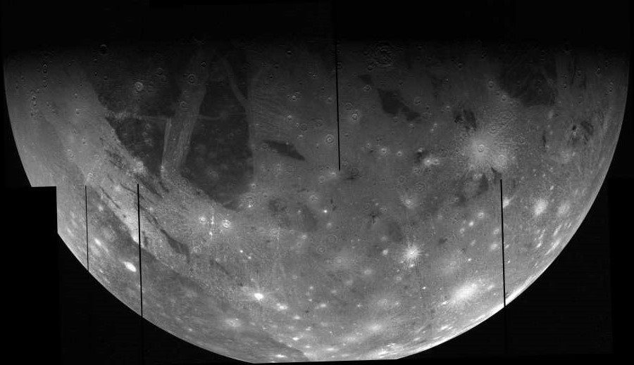 Mosaïque d'images de Ganymède prises par le satellite Galileo le 26 juin 1997.