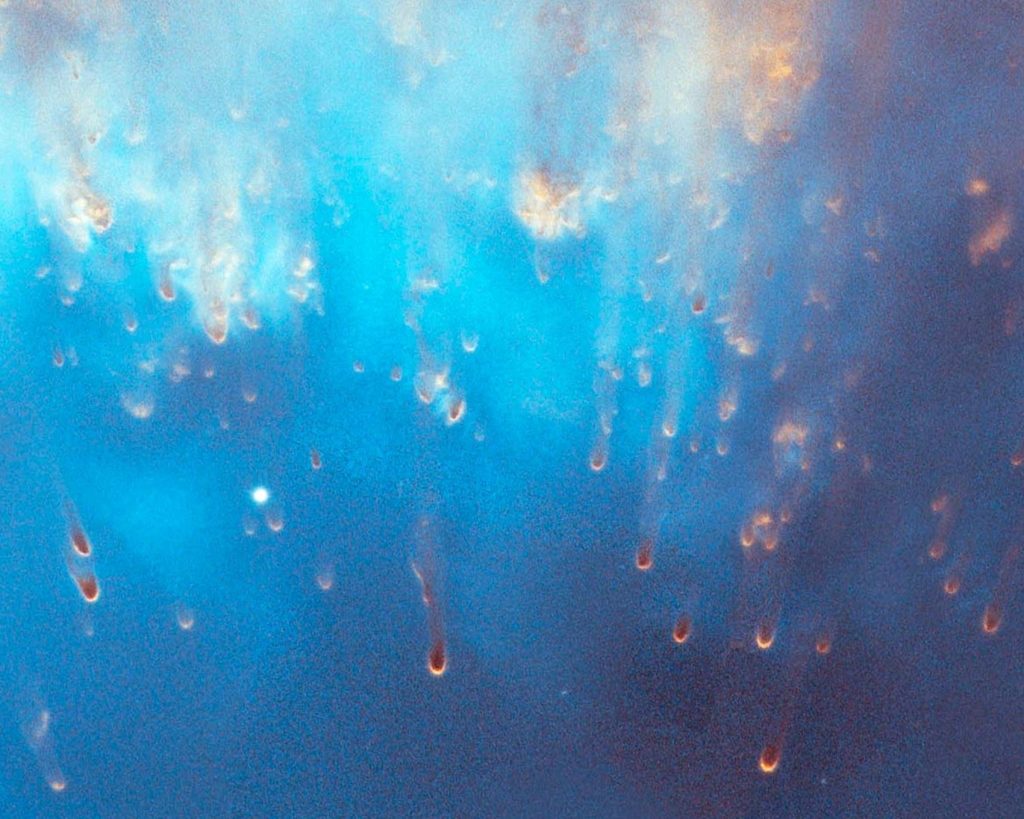 L'image montre un gros plan des gouttelettes de gaz dans la nébuleuse de l'Escargot.