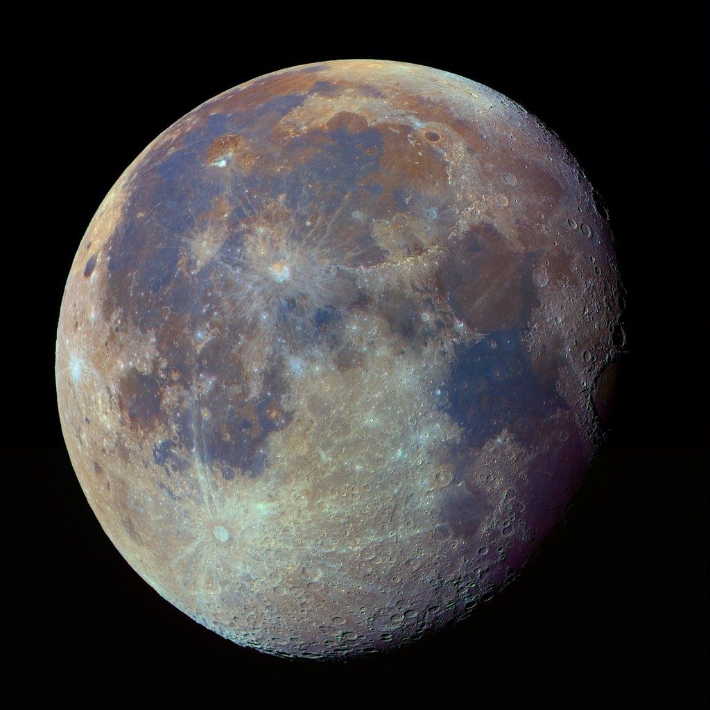 Les vraies couleurs de la Lune (saturation augmentée)