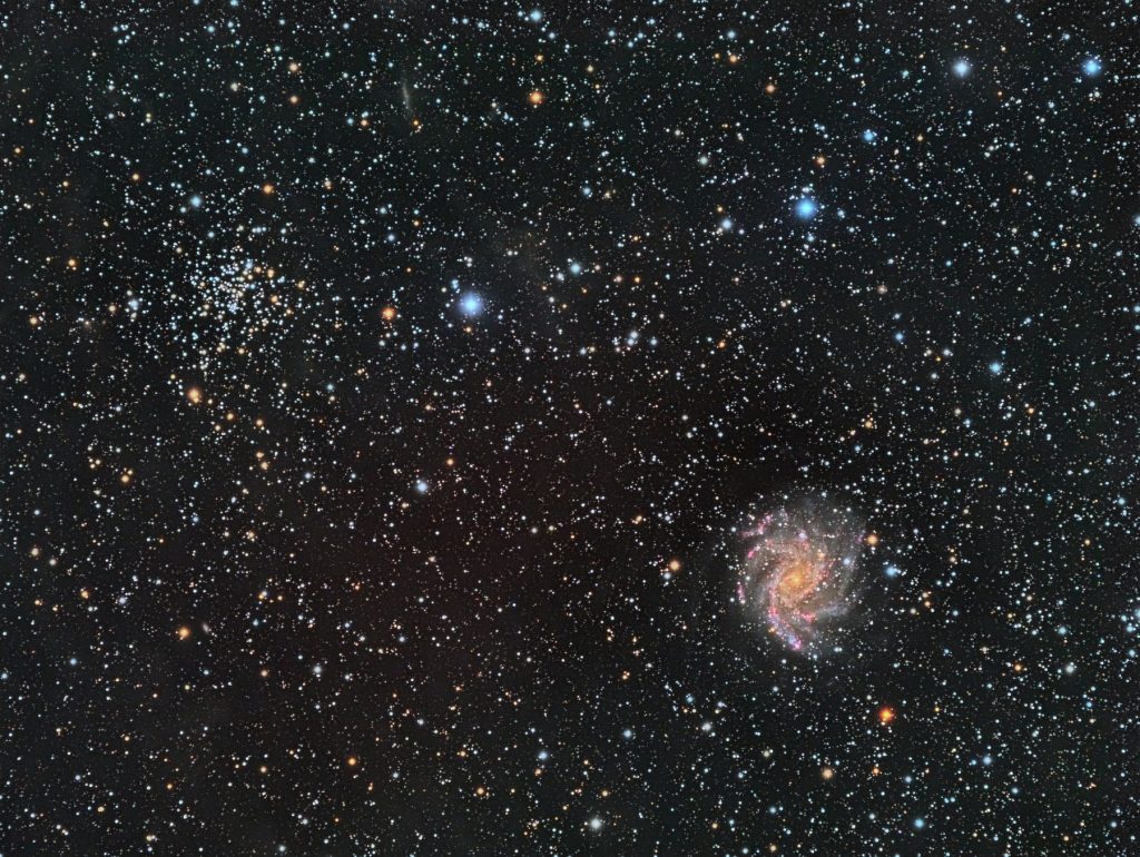 NGC 6946 est une galaxie spirale avec une jonction, à gauche et au-dessus de l'amas d'étoiles dispersées NGC 6939.