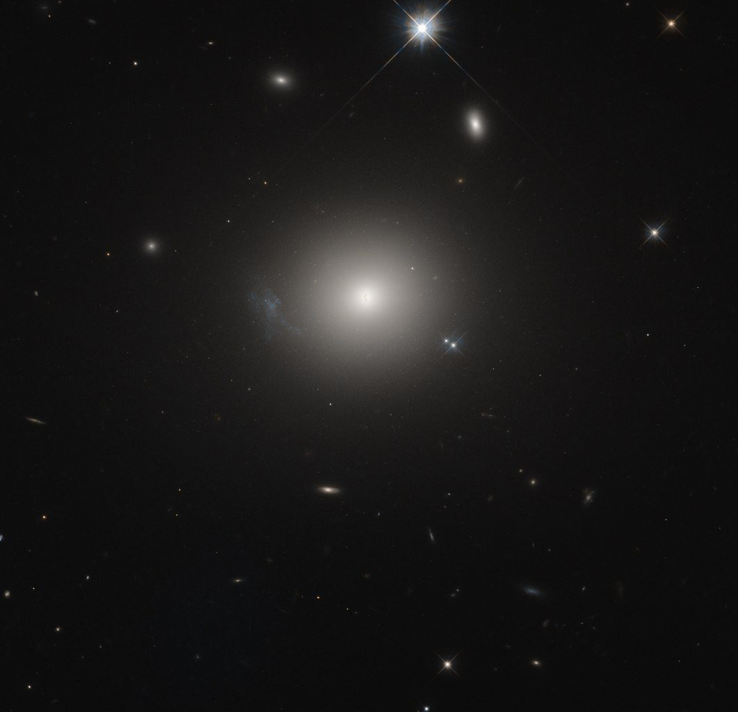 NGC 7385 est une galaxie elliptique dans la constellation de Pégase.