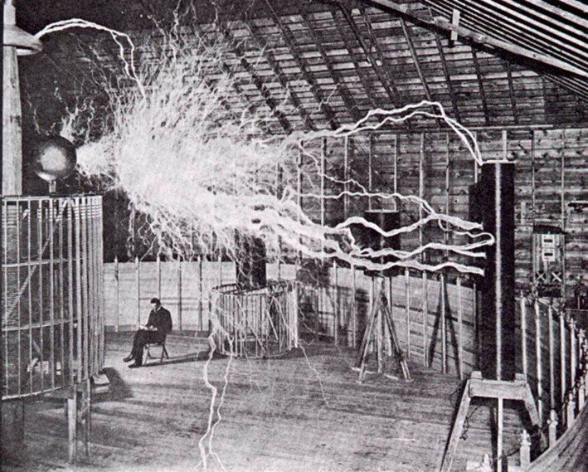 Nikola Tesla dans son laboratoire