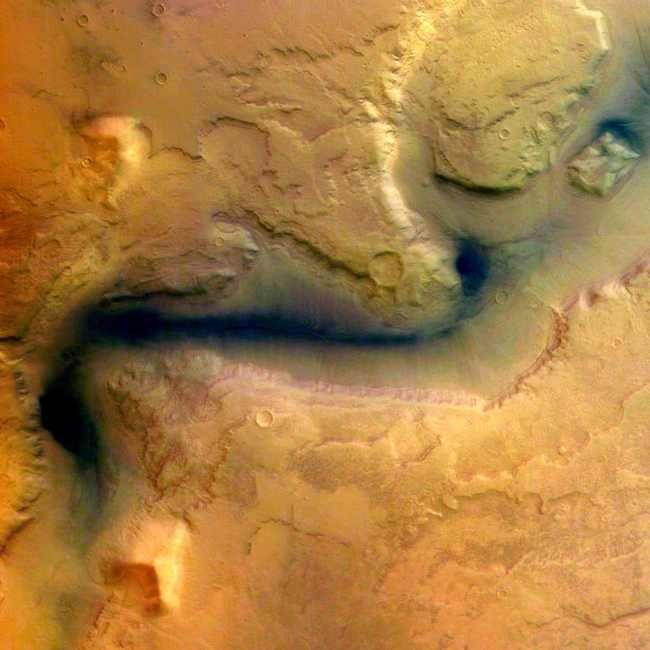 Une des premières images de Reull Vallis prise par Mars Express en 2004