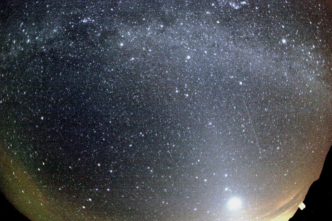 Une météorite Orionide traverse le ciel sous la Voie lactée et à droite de Vénus.