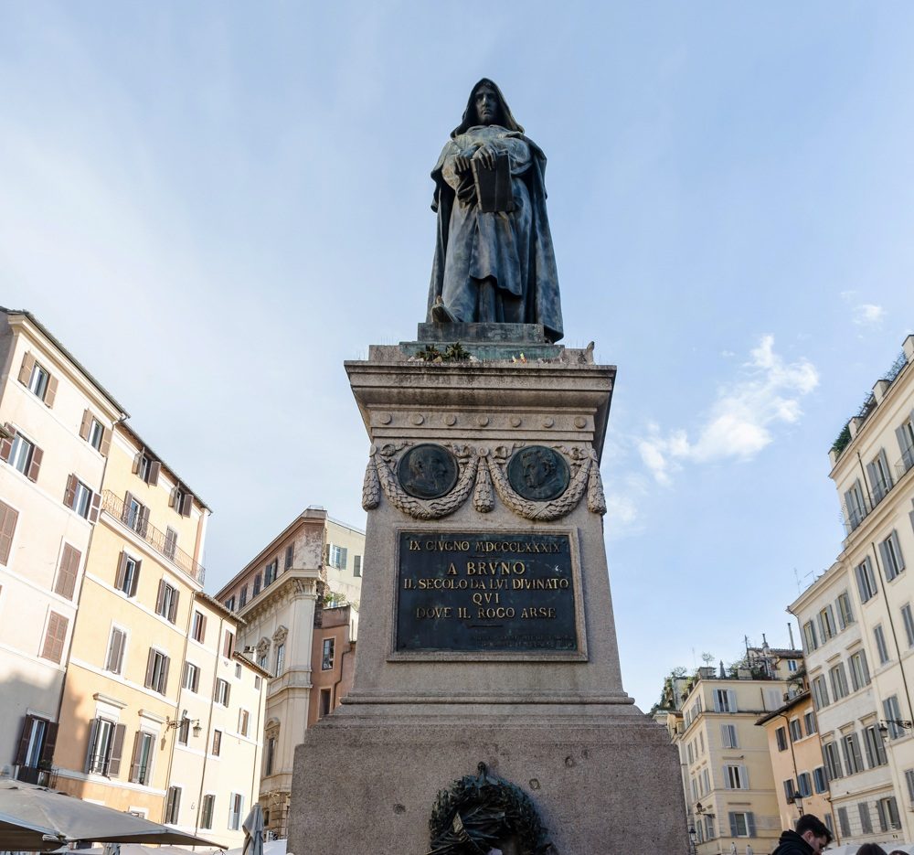 Le monument à Giordano Bruno à Rome sur le Campo dei Fiori, lieu de son exécution.