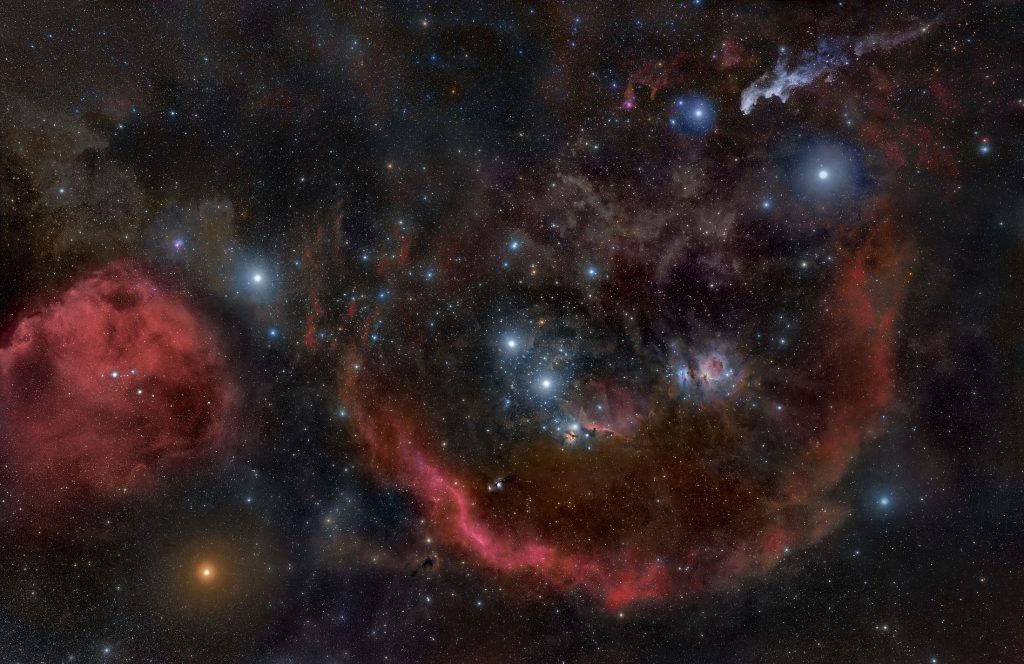 Panorama du voisinage de la nébuleuse d'Orion, assemblé à partir de 32 images.