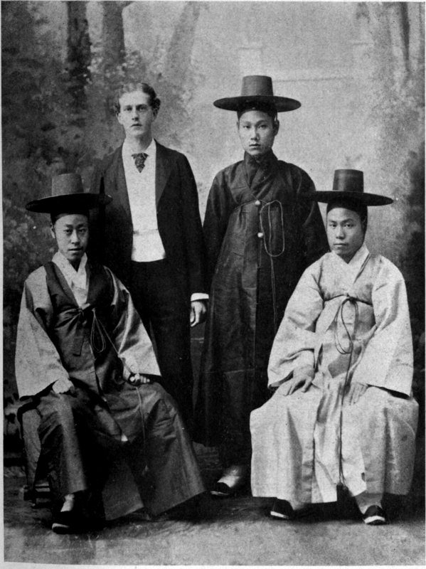 Percival Lowell parmi les membres de l'ambassade de Corée aux États-Unis, 1883.