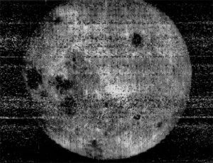 La première image de la face arrière de la Lune