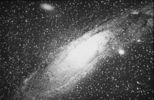 Première image de la galaxie d'Andromède. Le satellite M110 est visible dans la partie supérieure, M32 est à droite.