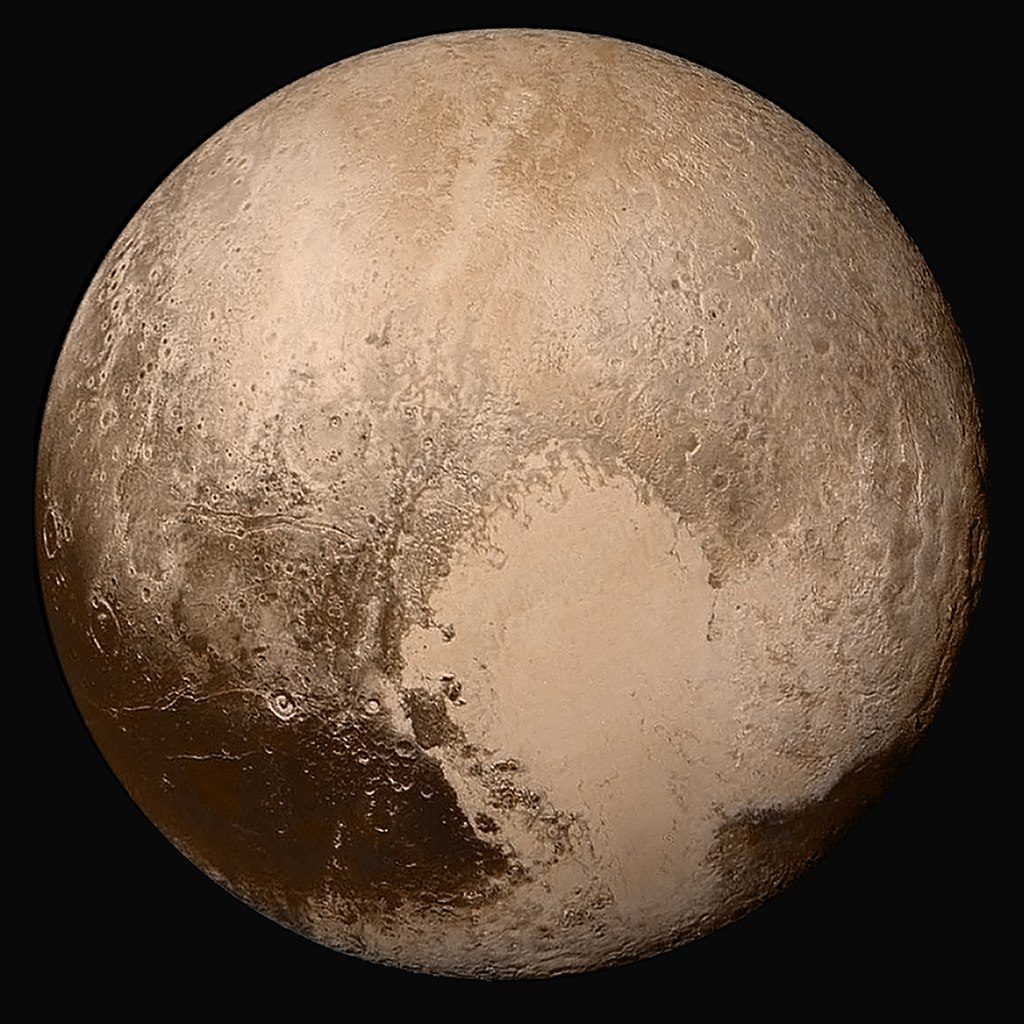 La photo de Pluton est une mosaïque assemblée à partir d'images de la planète prises par la station interplanétaire automatisée (AIS) New Horizons le 14 juillet 2015 à une distance de 450 000 km.