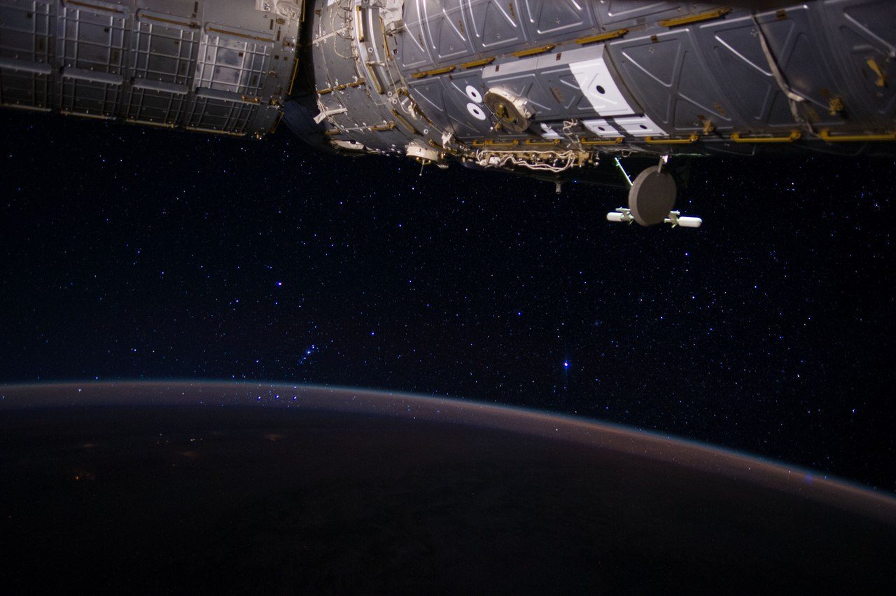 La ceinture d'Orion à travers l'atmosphère terrestre