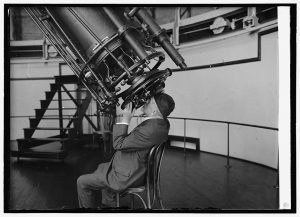 Le professeur Hall avec son télescope de 26 pouces. Observatoire naval 18.08.24.
