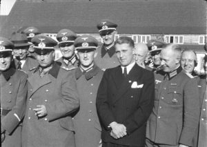 Wernher von Braun avec plusieurs officiers allemands à Peenemünde, mars 1941.