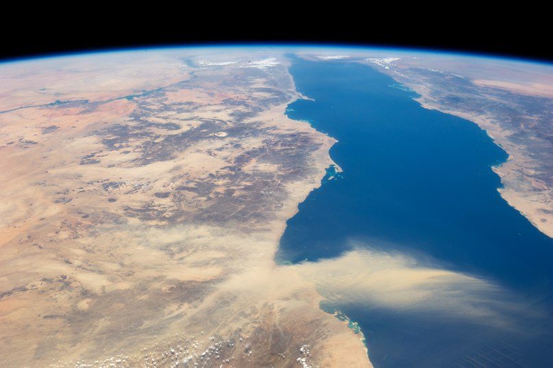Panache de poussière s'étendant du désert égyptien à la mer Rouge.