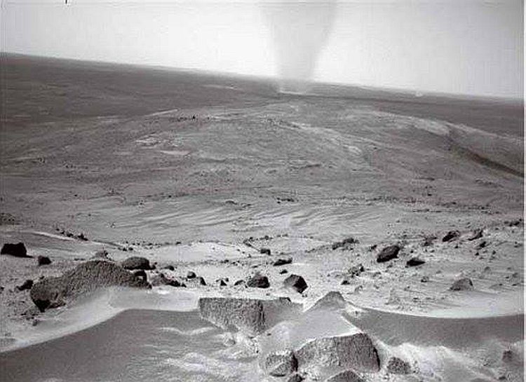 Tornade de poussière dans le cratère de Gusev