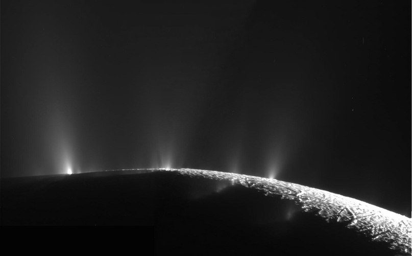Photo réelle de la sonde Cassini - fontaines d'eau jaillissant de la surface du satellite