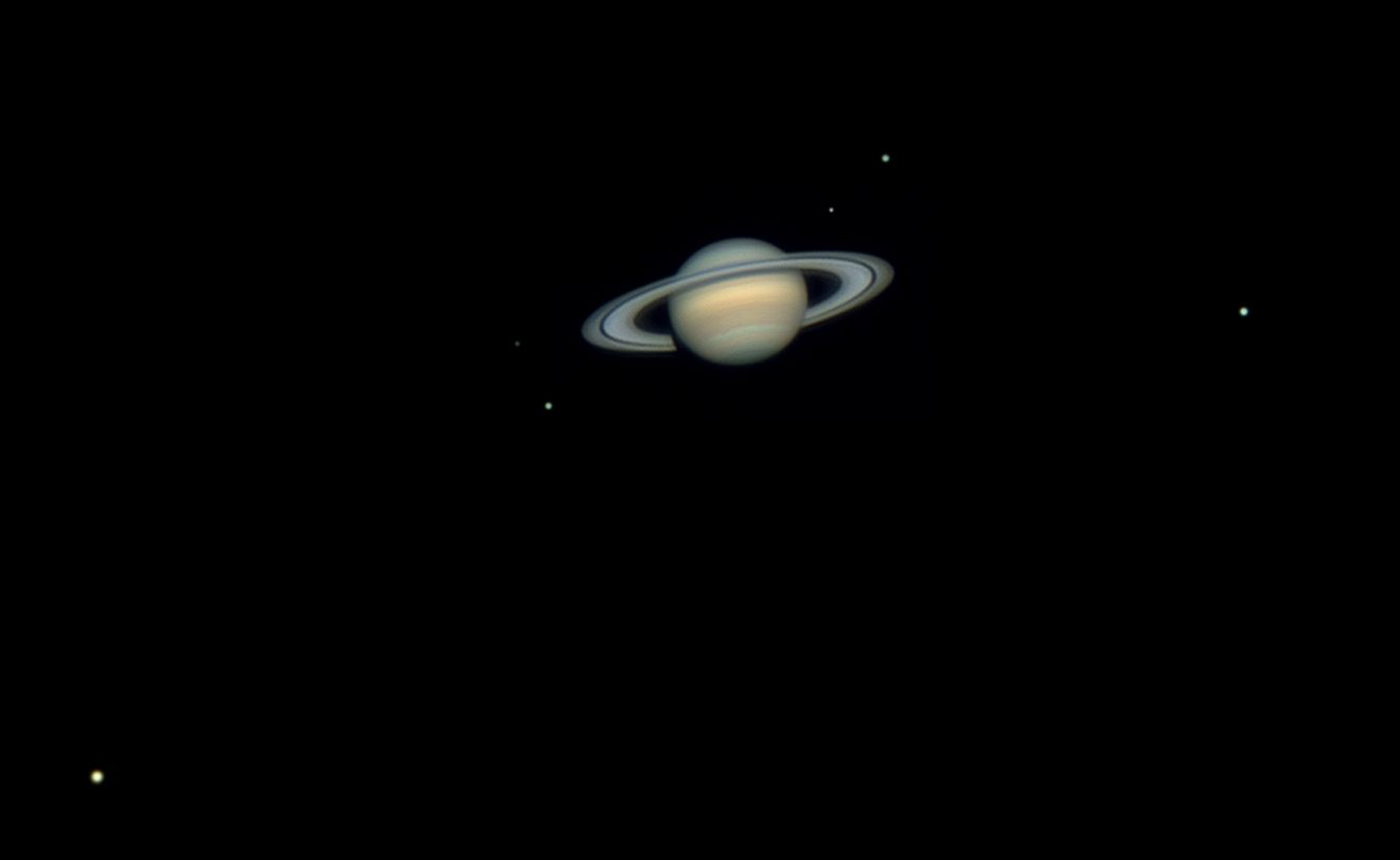 Planète Saturne dans le ciel nocturne