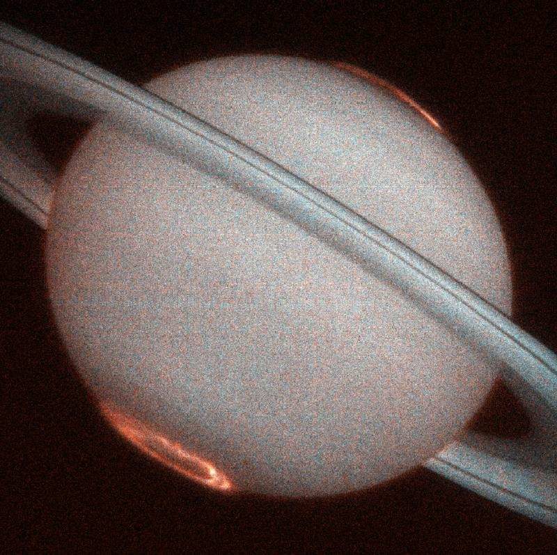 Saturne dans l'UV, photo du télescope Hubble