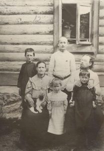 Famille de Tsiolkovski : épouse Varvara Evgrafovna, fils aîné Alexandre, fils cadet Ivan, fille aînée Maria, fille cadette Anna (1901).