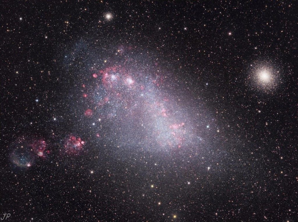 L'amas globulaire 47 Tucana (à droite) et la galaxie compagne de la Voie lactée, le Petit Nuage de Magellan.