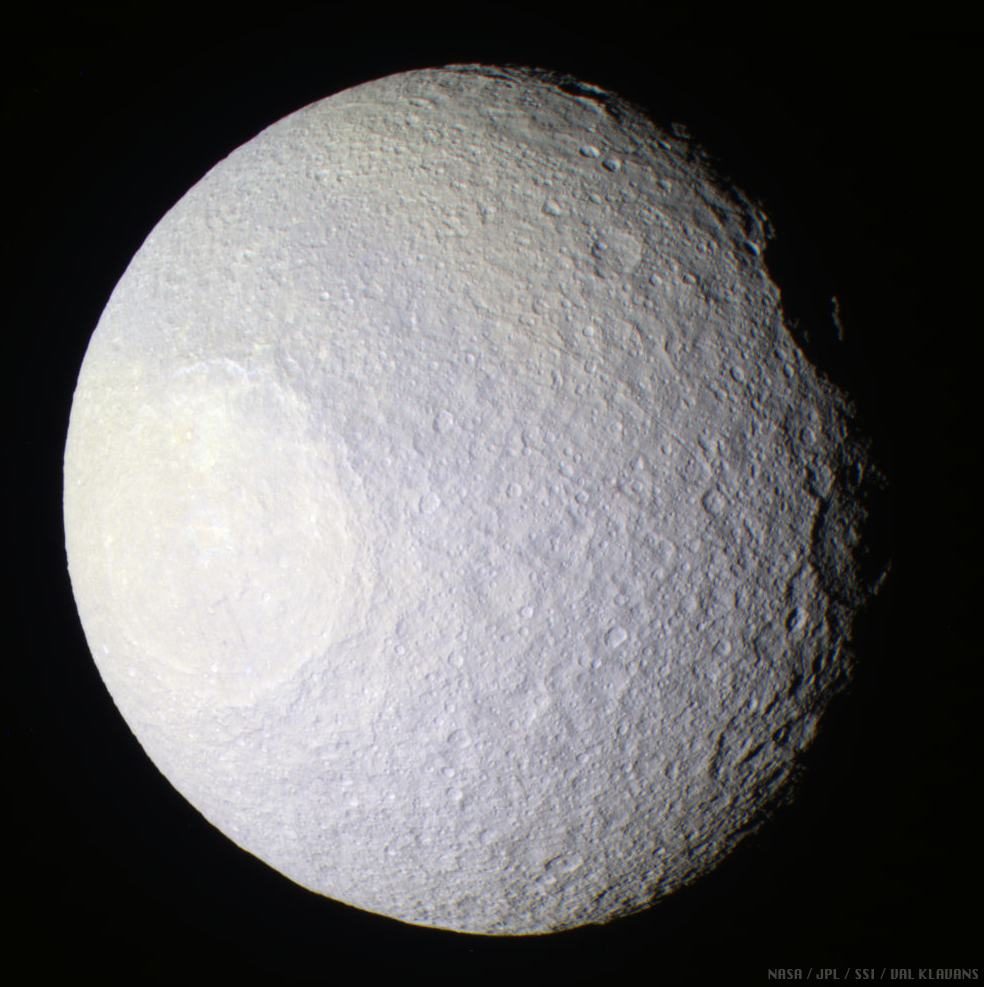 Une magnifique photo de Téthys, un satellite de Saturne, obtenue par la sonde Cassini. L'auteur du traitement de l'image Val Klavan