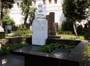 La tombe d'O. Schmidt au cimetière de Novodevichy à Moscou