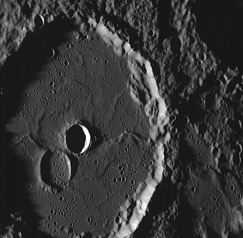 La surface fortement cratérisée de Mercure, vue par la sonde MESSENGER.