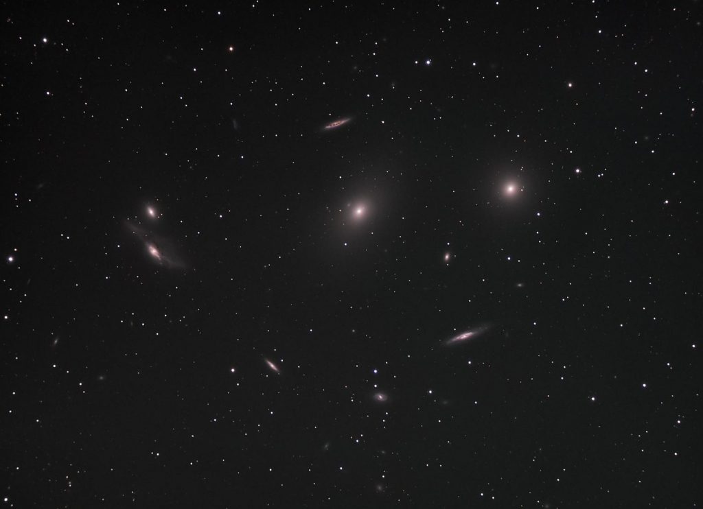 Amas de galaxies dans la Vierge, comprenant M84 et M86