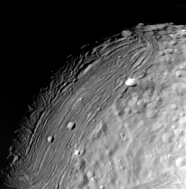 Miranda, image obtenue par Voyager 2, le 24 janvier 1986, à une distance de 147 000 km.