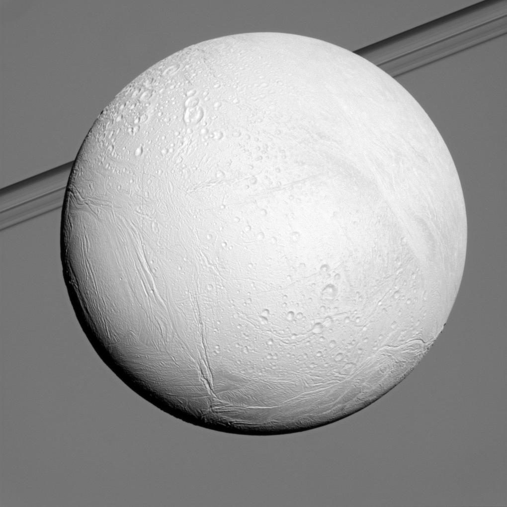 L'image a été prise à une distance de 102 000 kilomètres d'Encelade.