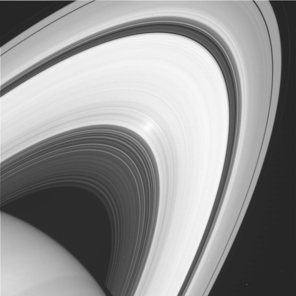 L'éclat du soleil sur les anneaux glacés de Saturne