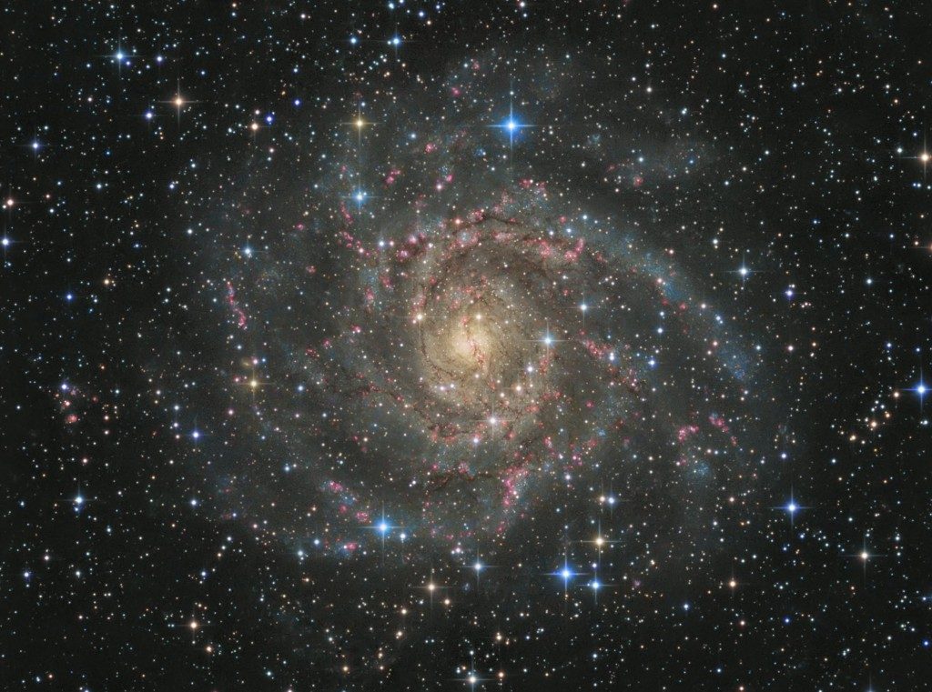 Galaxie spirale IC 342 de la constellation de la Girafe, visible à plat et à 7 millions d'années-lumière de nous.