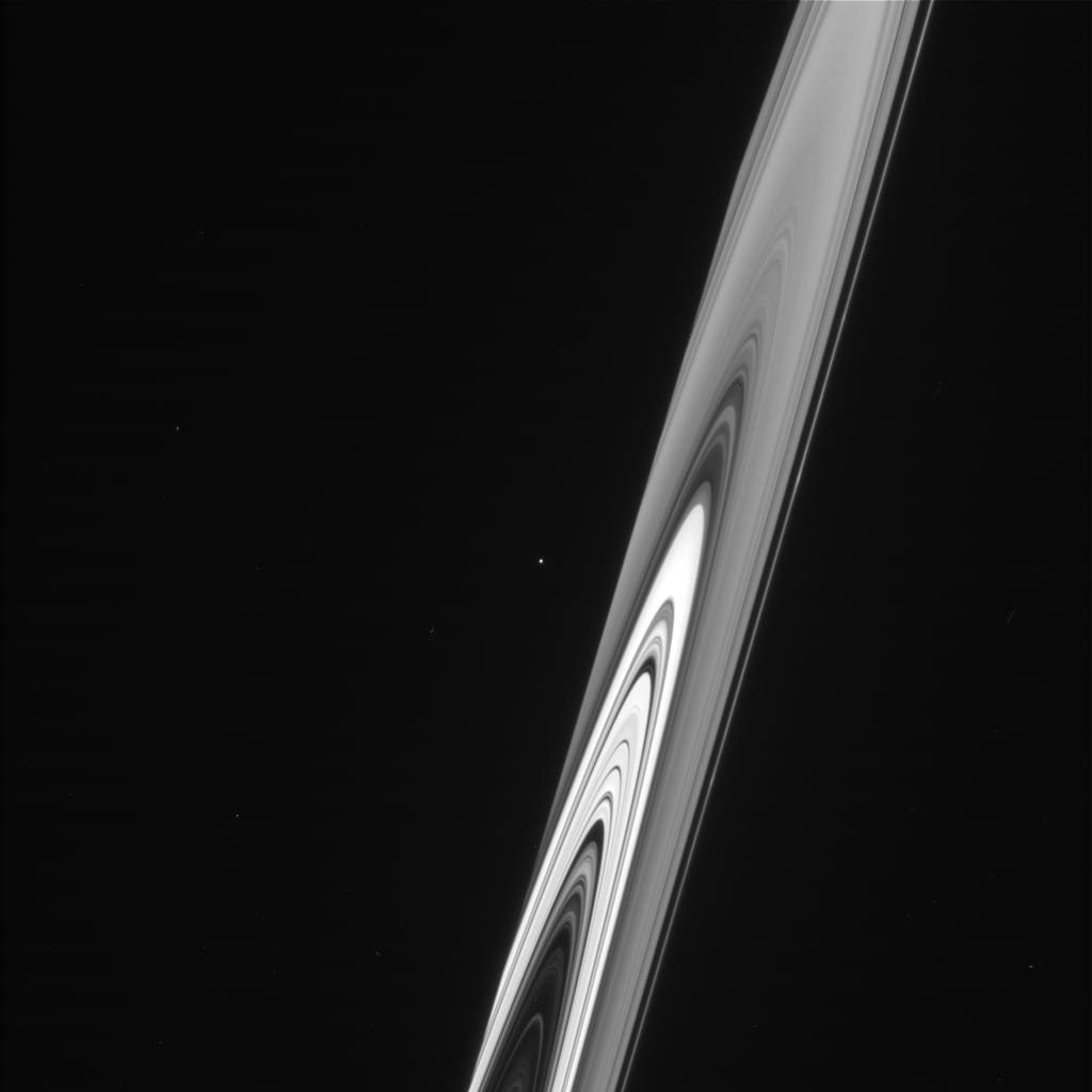 Le satellite Calypso et les anneaux de Saturne, photographiés par Cassini le 18 juin 2007.