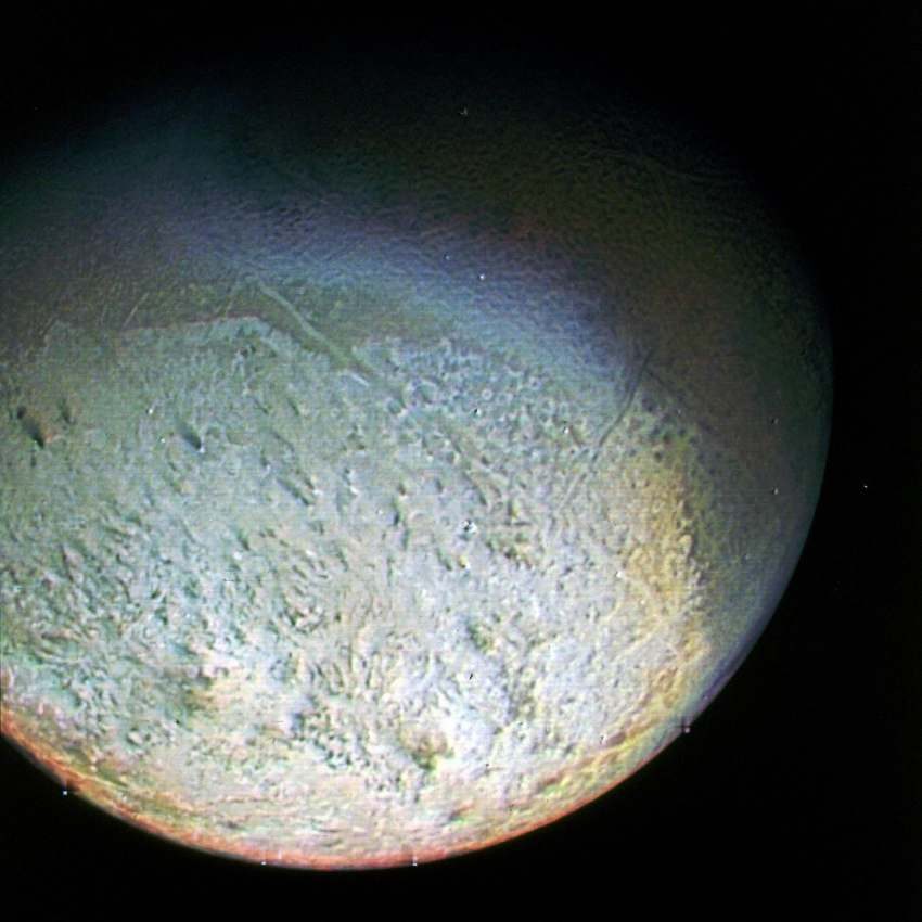 Triton, satellite de Neptune, image de Voyager 2.