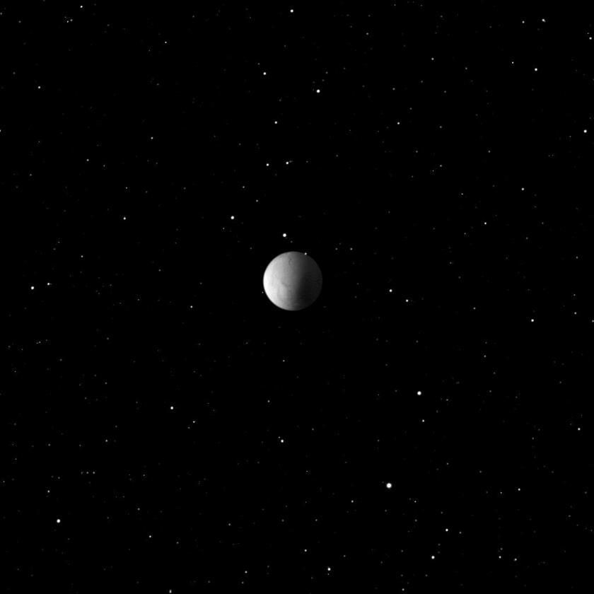 Encelade, satellite de Saturne, navigue parmi les étoiles