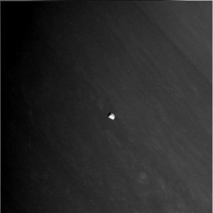 Elena, satellite de Saturne, sur fond de couche nuageuse
