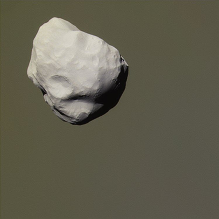 Elena, satellite de Saturne, sur fond de planète géante